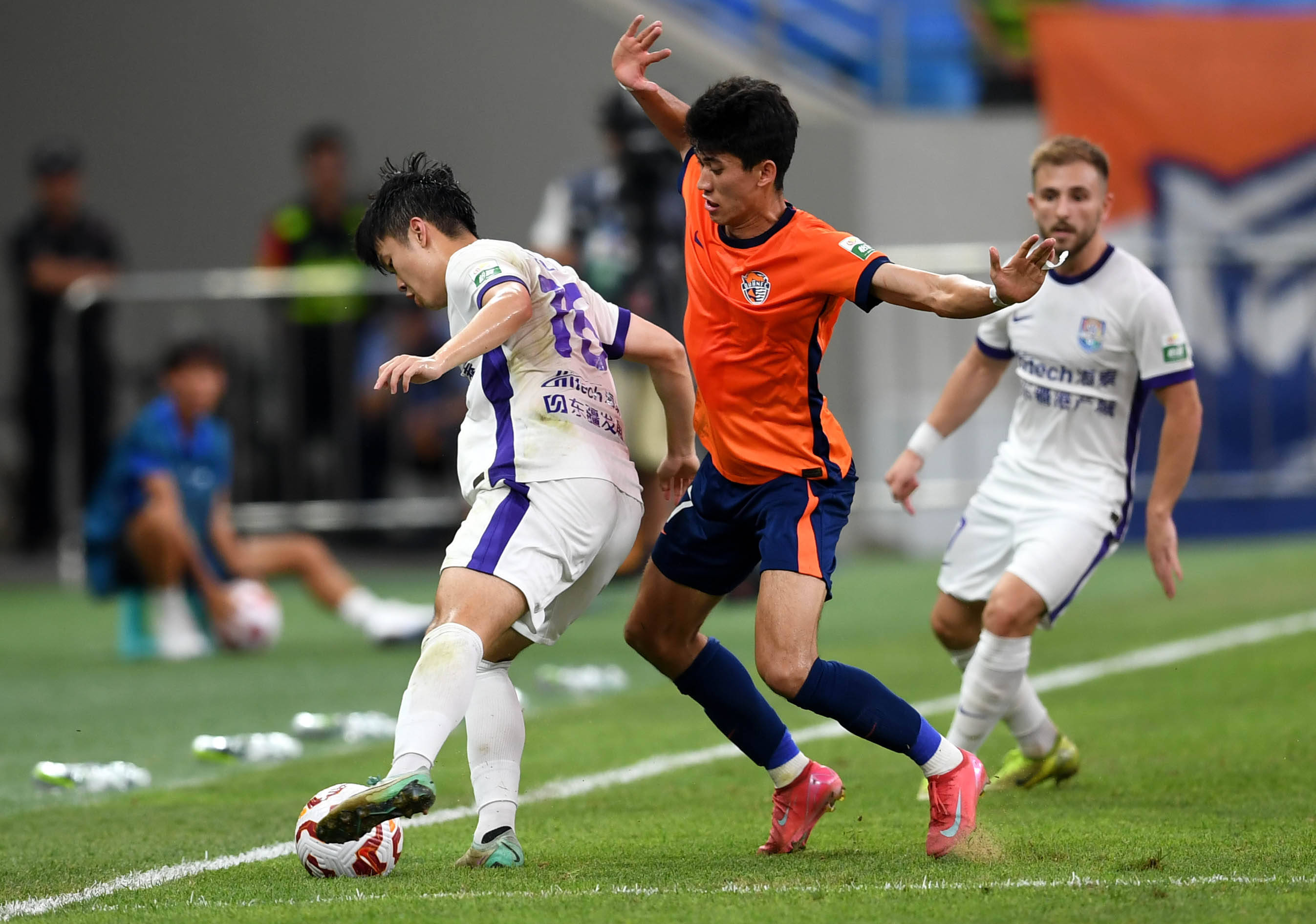 她得以在更 她得以在更